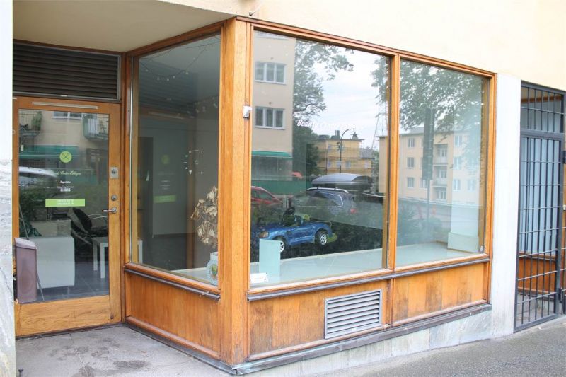 Fin lokal i markplan med egen ingång.samt 'med generös takhöjd. Närhet till såväl Östermalm, Rosalgstull som till norror...