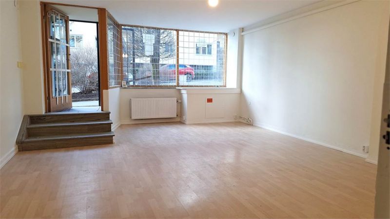 Fint nymålat litet kontor beläget i markplan med egen ingång.
Lättillgänglig lokal i bra läge med närhet till såväl Öst...