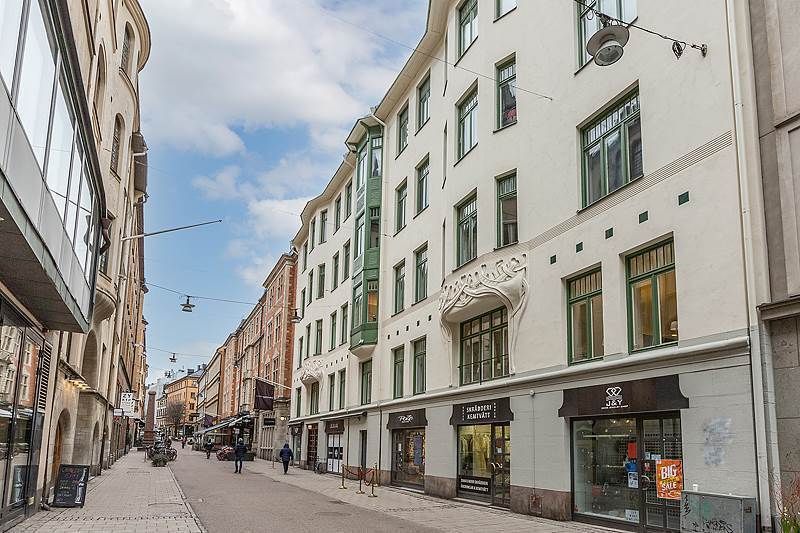 I ett av Stockholms vackraste Jugendhus och på en av Östermalms mest fashionabla adress finns detta synnerligen vackra k...