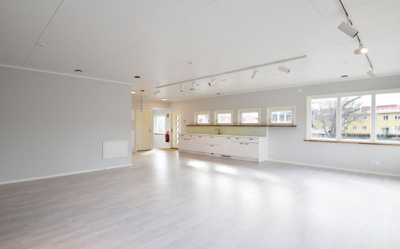 Liten men mångsidig lokal - perfekt som kontor, studio eller salong.