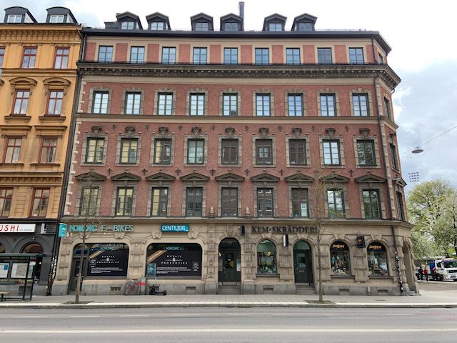 Ett rum med plats för 5 arbetsplatser hyrs ut av ett väletablerat företag.
Tillgång till konferens, mötesrum samt ett lu...