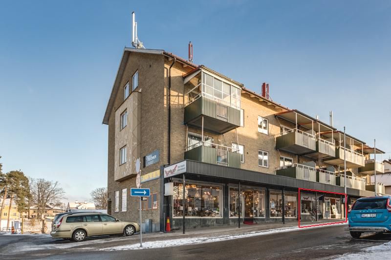 Butikslokal med bästa läge i Vingåker uthyres! Härlig takhöjd, fint skyltfönster samt tillhörande lager! Lokalen passar ...