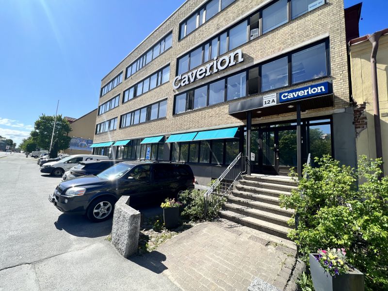 Ljus lokal på bottenvåning med stora fönster med markiser på ena långsidan och många möjligheter som både kontor, utbildningslokal, showroom eller varför inte en kombination av dessa tre? 