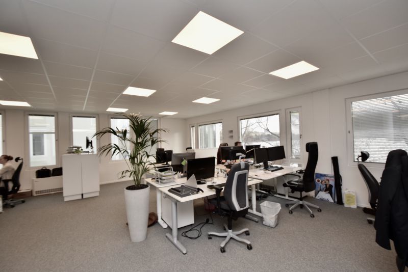 Öppet modernt kontor 508 kvm i Alviks Strand med hänförande sjöutsikt.