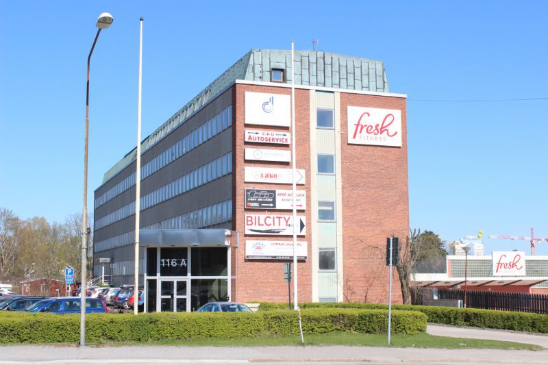 Lokal för både kontor och vuxenutbildning över ett helt plan högt upp i huset med två entréer och möjlighet att dela upp i två ytor om så önskas.Hyresrabatt upp till 50% av hyran under 6 månader kan erbjudas för hyresgäst som accepterar lokalen i b...