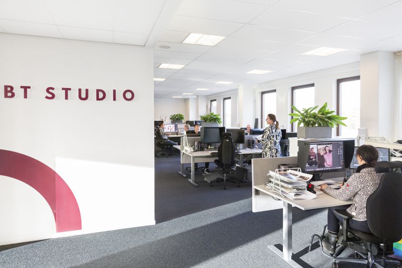 Hos oss på åttonde våningen vid Telefonplan finns plats att hyra i ljus och lugn miljö – med fantastisk utsikt över södra Stockholm. Tillgång till konferensrum, kök och lounge. Vi är ett personligt mindre företag utan trängsel som jobbar med reklam &...