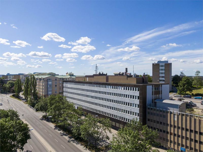 Fräscha kontorslokaler i byggnad med utmärkt skyltläge i ett kommunikationsnära område!