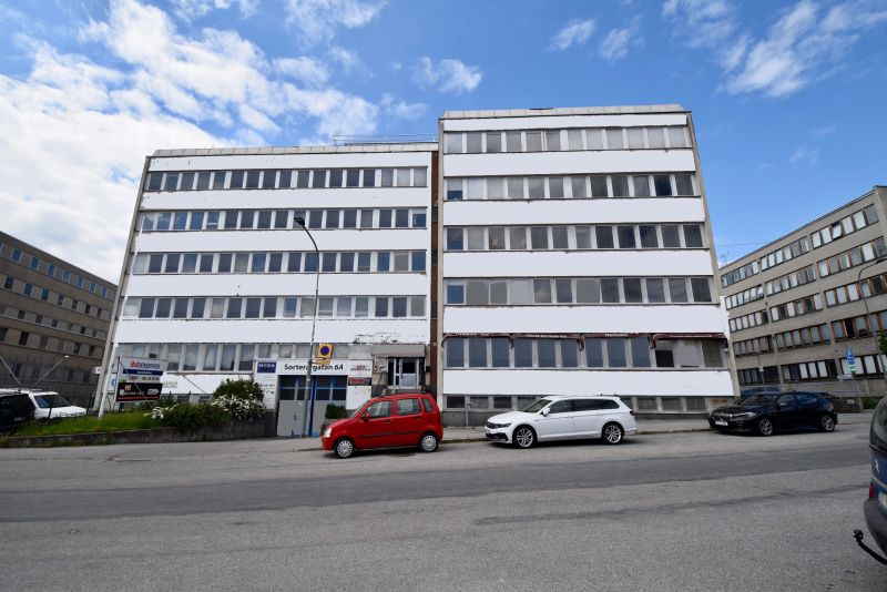 Möjlighet att hyra lokal i markplan med bra skyltläge för yrkesbutik etc
