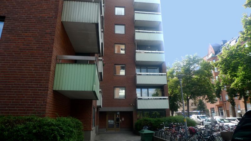 Kontor i markplan med goda lastmöjligheter och utmärkt skyltläge! Lager finns att hyra intill hissen på garageplanet. Förmånlig hyresnivå!