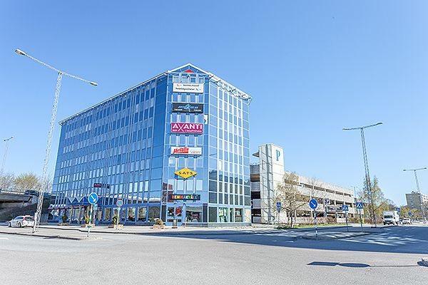 Kontorslokal högst upp på byggnaden med härlig utsikt samt närhet till både Jakosbergs centrum och pendeltågsstationen med dess utmärkta kommunikation