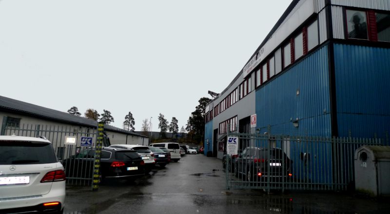 Lager- och utställningslokal i markplan med hög takhöjd samt två stora portar. Lokalen är belägen i Länna handels- och i...