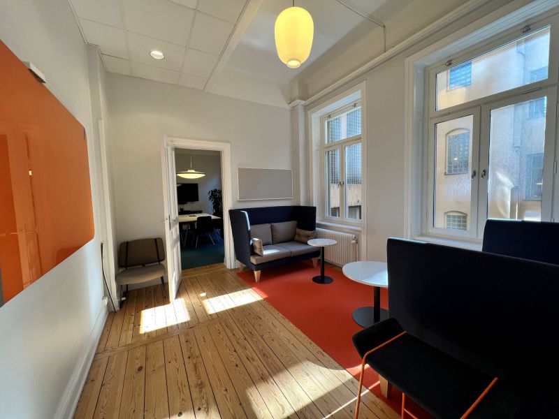 Mindre kontor med utmärkt läge invid Norra Bantorget samt bra planlösning med många kontorsrum