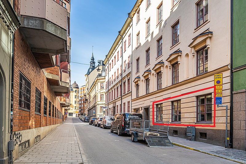 Lokal i markplan med goda exponeringsmöjligheter ut mot gatan överlåtes! Mycket centralt beläget ett par minuter ifrån H...
