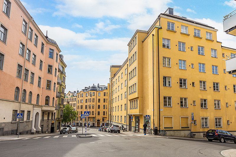 Mitt i händelsernas centrum intill Norra Bantorget finns denna mycket ljusa och representativa lokal med ”wow-känsla” tillgänglig. Garage i huset!