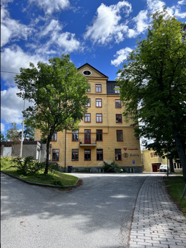 Totalt 18 lägenhetsrum i varierande storlek i anrik miljö i hjärtat av Lidingö med möjligt boende för lämplig verksamhet.