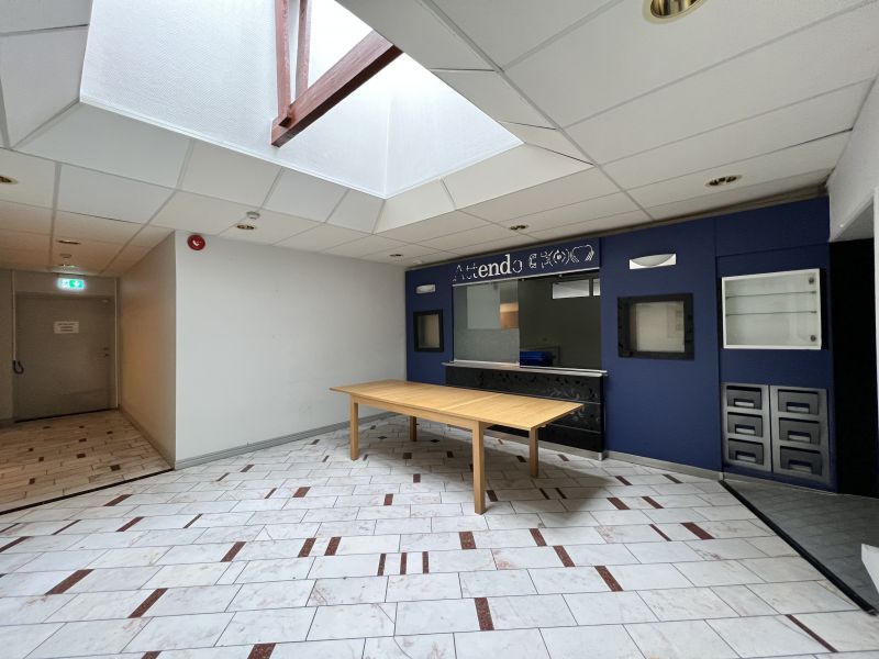 Lokal högst upp i byggnaden i populära Ekeby Bruk med rums indelad lösning som anpassats för hemtjänst men även brukats som tandläkarmottagning.