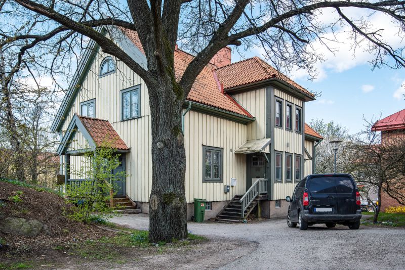 I det gamla charmiga stationshuset från 20-talet intill Älvsjö Station finns detta läckra och annorlunda kontor i etage beläget. Mycket bra kommunikationer, p-platser att hyra på fastigheten samt uteplats i trädgården!