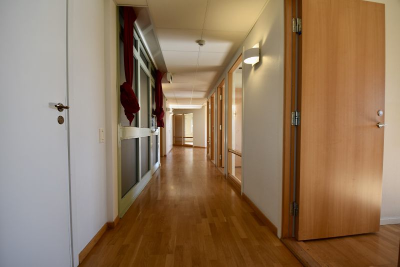 Mysigt modernt kontor med 5 rum i olika storlekar. Egen entré från gatan.
