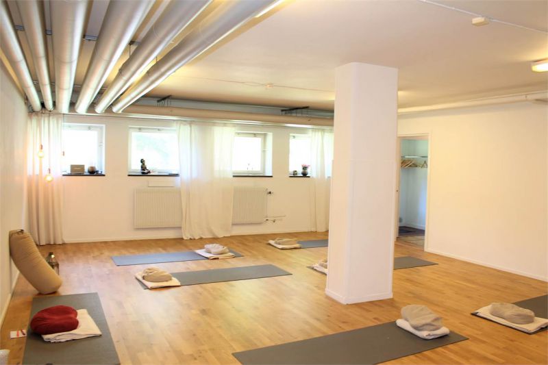 Unikt tillfälle att hyra en liten lokal med många användningsområden i attraktiva Näckrosen precis invid Gamla Filmstaden! Idag bedrivs en Yoga Studio.