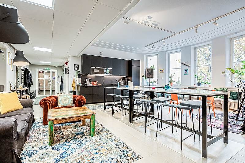 Modernt kontor i attraktivt läge och fastighet som uppfördes av Anna Whitlock.
Tillgång till både terrass och innergård ...