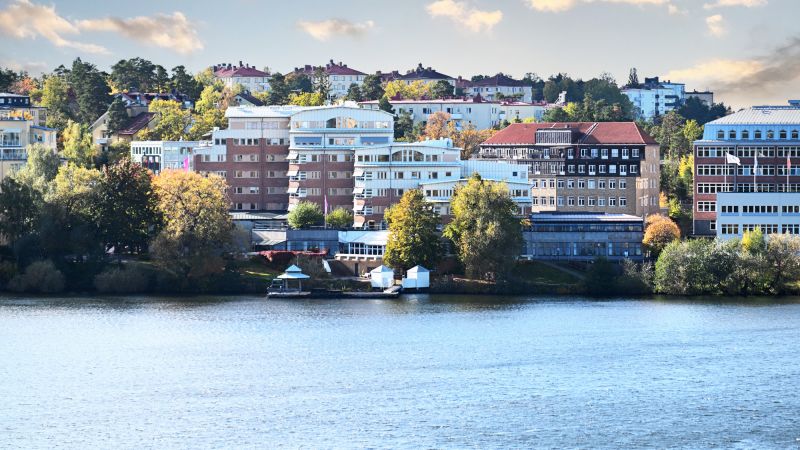 Fantastiska lokaler till fantastisk hyra från 200 - 11.000 kvm! Mycket fin fastighet i bästa sjöläge med tvärbanan utanf...