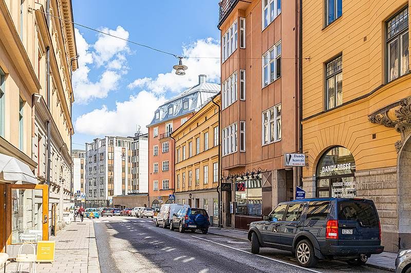 Mycket fint, rumsindelat kontor på eget våningsplan med den välbevarad karaktär från det förra sekelskiftet och balkong!...