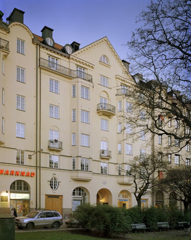 Nyrenoverad vindslokal med generös takhöjd, synliga takbjälkar och härlig utsikt på fashionabla Birger Jarlsgatan! En elegant lokal i representativt hus med magnifik entré! 