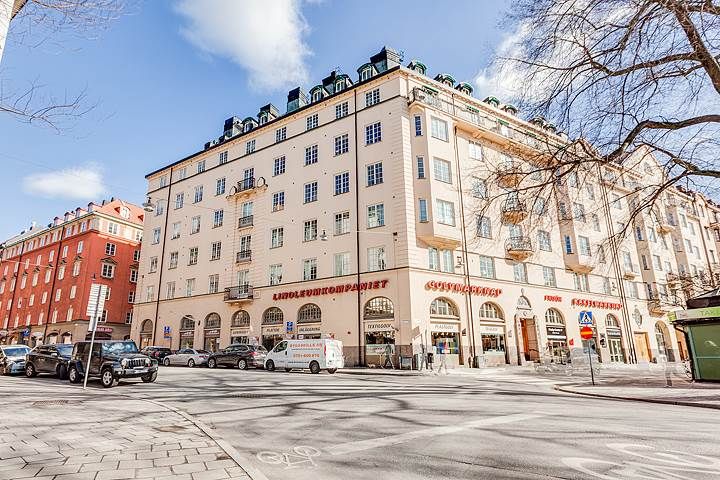 Nyrenoverad vindslokal med generös takhöjd, synliga takbjälkar och härlig utsikt på fashionabla Birger Jarlsgatan! En el...