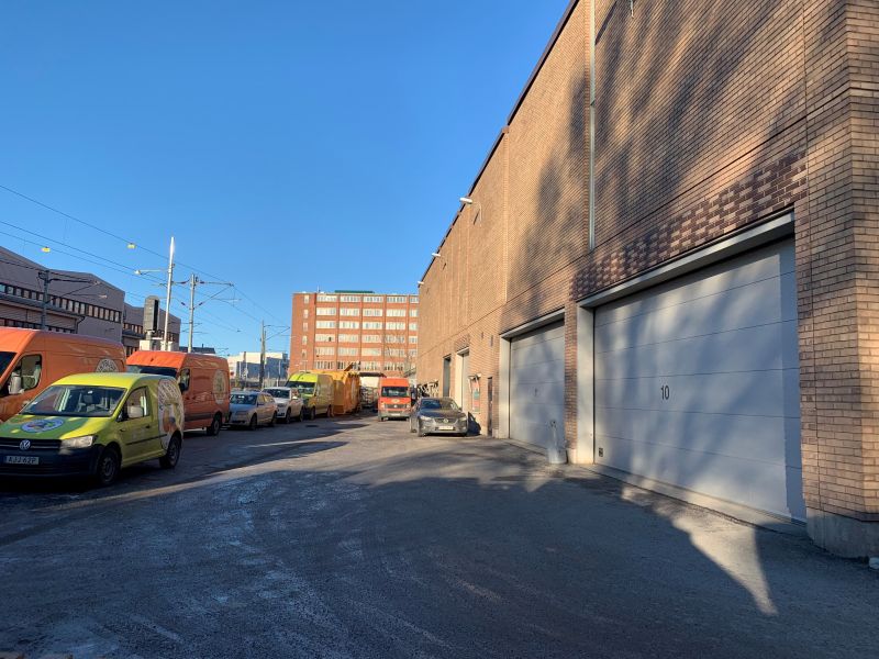 Möjlighet att förhyra välplanerad lagerlokal med kontor och kylrum samt 3 egna portar!