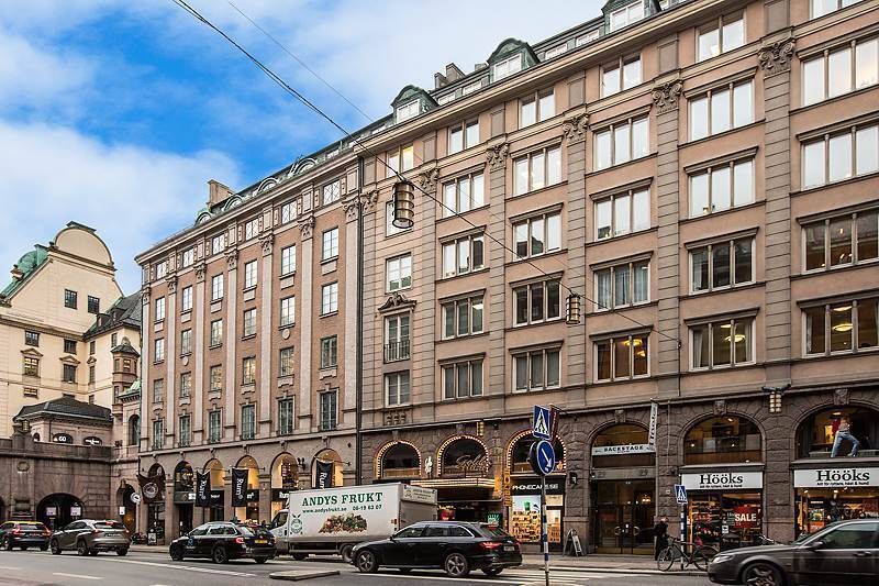 På en av huvudstadens bästa adresser finns denna mycket fina totalrenoverade lokal på plan 6 ledig för förhyrning!