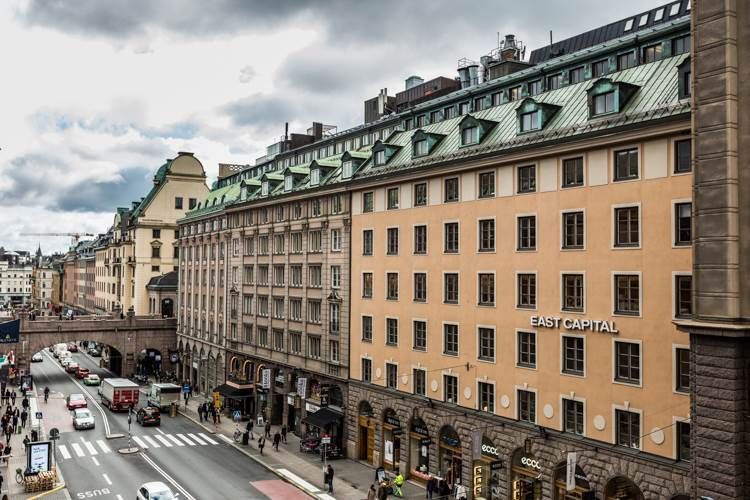 På en av huvudstadens bästa adress intill Stureplan finns nu denna mycket fina & helrenoverade lokal på plan 6 med utsik...