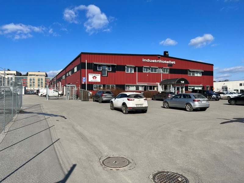 Förråd och lager utan insyn med lastdörr och samt pentry. Gemensam toalett finns i huset och kontor kan hyras till om så önskas.