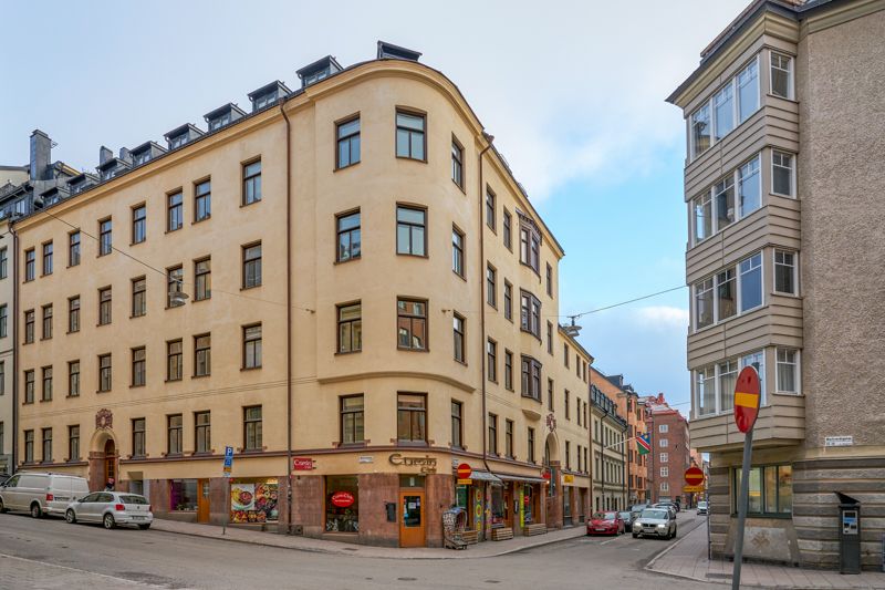 Lokal i markplan med egen ingång från gatan, stora skyltfönster och en spännande planlösning! Lokalen överlåtes med förmånlig hyra utan överlåtelseavgift! Attraktivt läge intill Odenplan med t-bana och pendeltåg! 