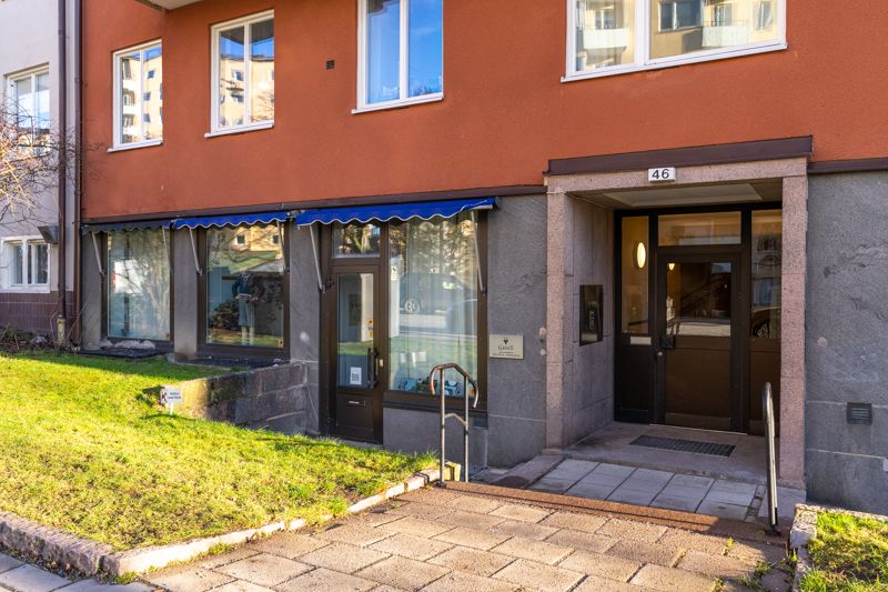 Lokal med egen ingång från gatan och fina skyltfönster! Separat kontorsdel med balkong och öppen spis.
Omomsad lokal me...