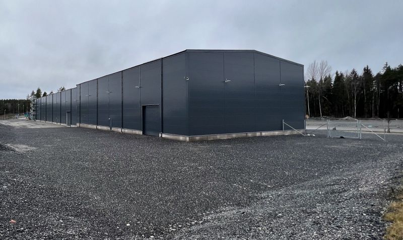 Logistik- och produktionslokal med väl tilltagen takhöjd om ca 12,8 meter samt bra ytor utanför i det inhägnade området....