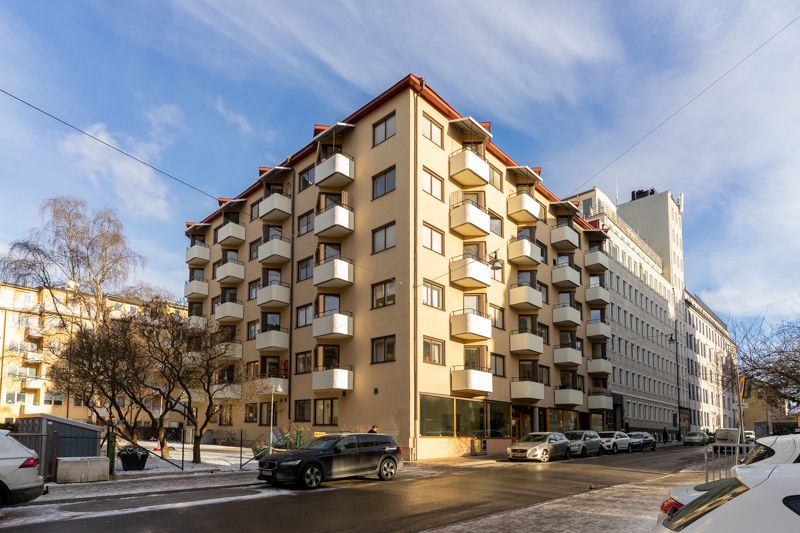 Mycket ljus lokal med egen ingång från gatan och utmärkta skyltmöjligheter intill Fridhemsplan överlåtes! Mycket bra kom...