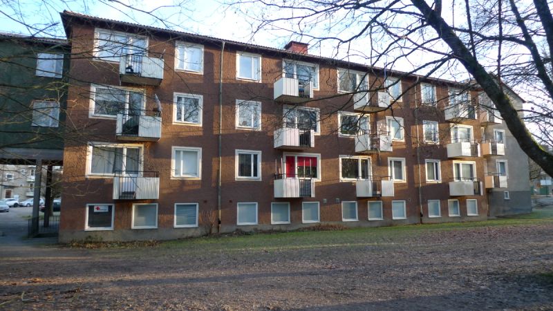 Rumsindelad lokal i markplan med egen ingång uthyres! Lokalen passar utmärkt för föreningsverksamhet då den är omomsad samt för kontorsverksamhet. Dock ej för Festlokal eller Församlingsverksamhet! 