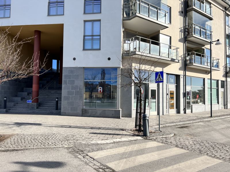 Ljus och trevlig lokal i bästa läge i korsningen av Bergavägen/Ebjörns väg med exponering och skyltfönster åt två håll. ...