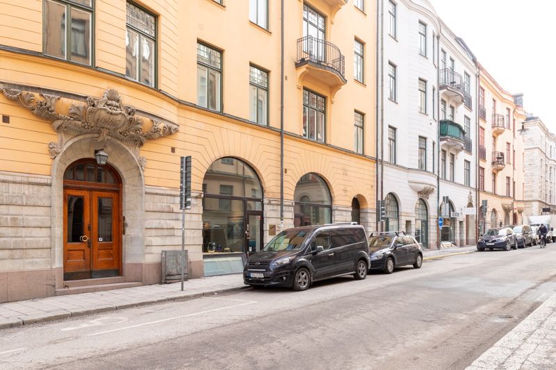 Lokal i gatuplan med två egna entréer direkt från gatan samt stora skyltfönster uthyres utan överlåtelseavgift! Utmärkta exponeringsmöjligheter ut mot Regeringsgatan och en fantastisk takhöjd i delar av lokalen! Centralt belägen fastighet i A-läge et...