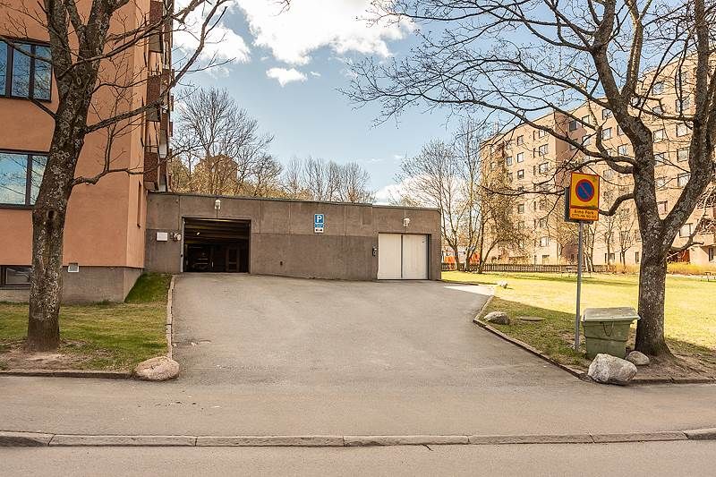 Attraktivt beläget lager. alternativt showroom i Hägersten med bra anslutning till Södra Länken/E4:an för bilburna och g...