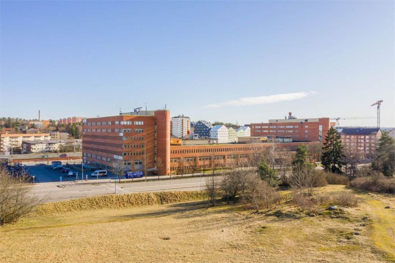 Kontorsgemenskap på plan 6 i representativ miljö. Bra kommunikativt läge precis vid Jaokobbergs station. I fastighten finns en mix av flera olika företag såsom Järfälla Näringliv, Svensk Bilprovning, Friskis&Svettis, Adolf Fredriks Fysiocenter eller ...