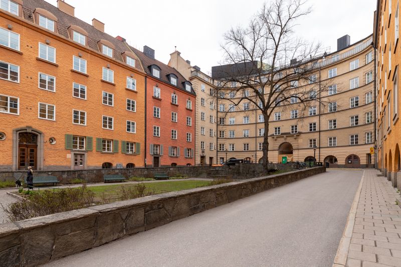 Charmigt litet kontor i markplan lämpligt för 2-3 personer uthyres. Ingen överlåtelseavgift utgår!