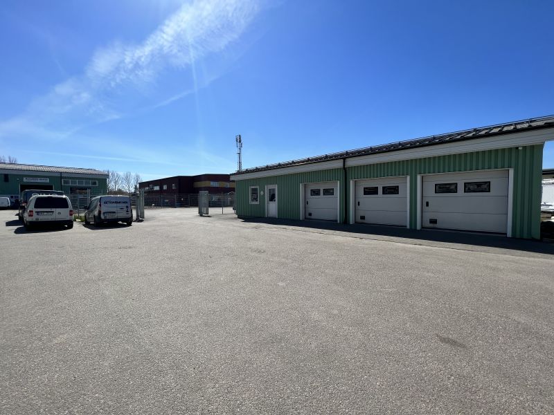 Lokal med garageportar samt möjlighet att hyra kontorsrum i byggnaden bredvid.