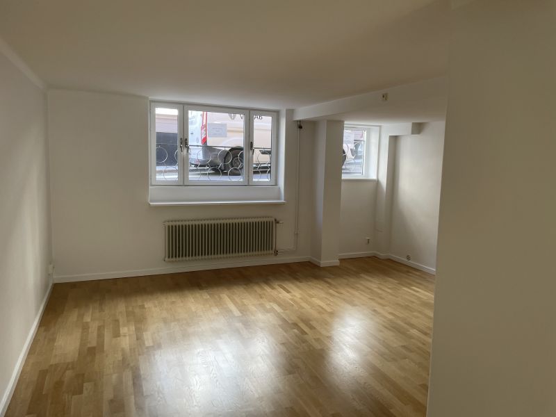 Lokal i souterräng mot innergård och egen uteplats. Lämplig som kontor/ ateljé/ föreningslokal/ hantverk/ skönhetsvård. ...