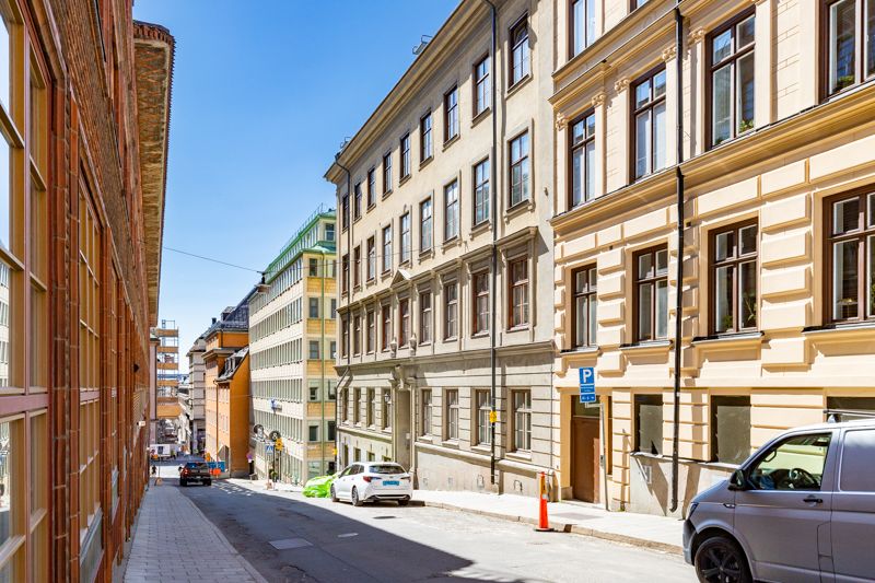 Nyrenoverat kontor i A-läge endast ett par minuter ifrån Hötorgets t-banestation uthyres! En lokal med våningskänsla i e...