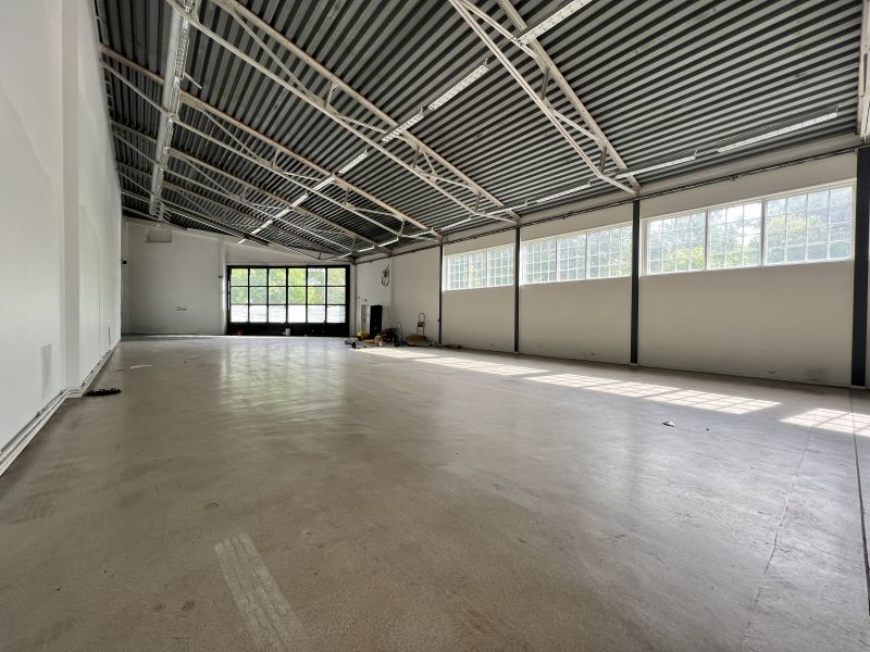 Lokal med både butik mot gågatan genom Pampas Marina samt lagerhall med stor port mot parkeringen bakom.