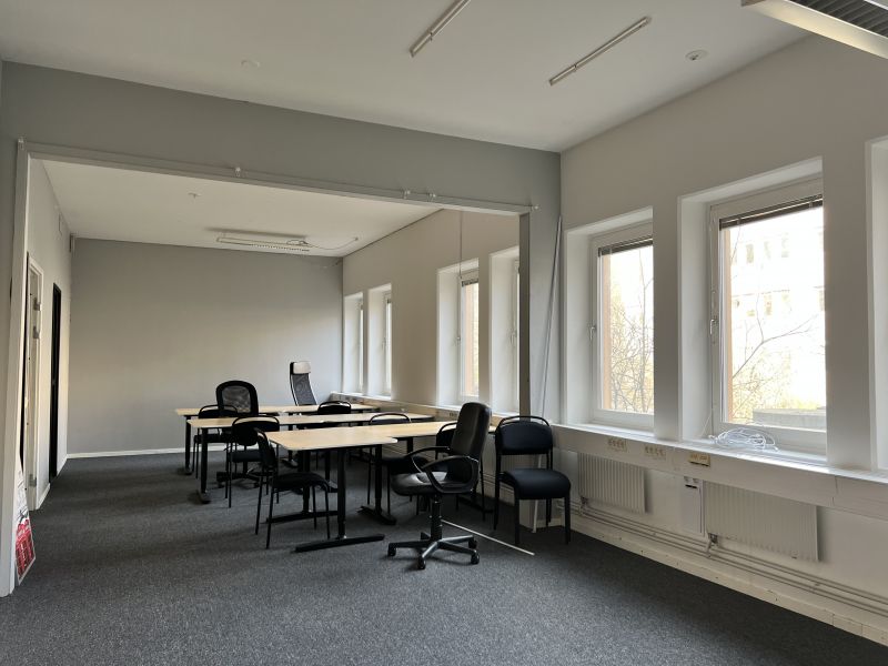 Ljus lokal med fönster mot två väderstreck som gerbra ljusinsläpp och möjlighet att kombinerakontorsrum och kontorslandskap/utbildningssal i enbra mix.