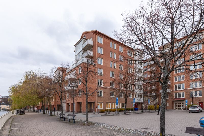 Nyrenoverad lokal i markplan med egen ingång och underbar utsikt över Mälarens glittrande vatten! Mysigt geografiskt läg...