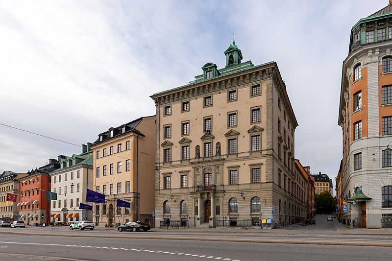 Ett fantastiskt vindskontor i etage med hänförande utsikt över Saltsjön erbjudes i ett av Stockholms vackraste lägen! Passande för den som söker en representativ arbetsplats i ett storslaget hus!