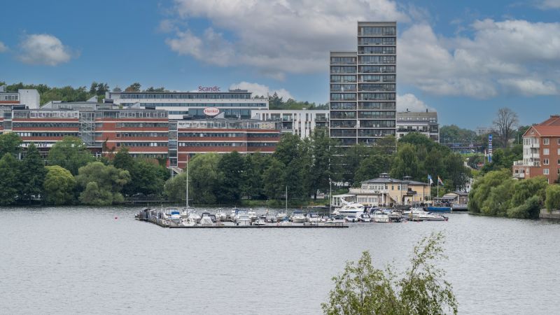 Alviks front erbjuder högklassigt kontor i bästa sjöläge. Kontakta oss för ett unikt hyreserbjudande!